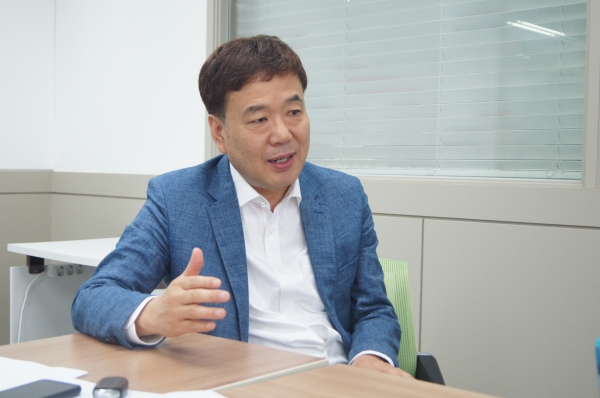 가천대 대학일자리센터 이충우 국장이 2020가천멘토 직무박람회에 대해 설명하고 있다.