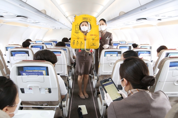 지난 6월 18일 (금), 아시아나항공 대학생 승무원 체험 비행에 참여한 학생이 항공기 기내에서 교관 승무원과 승객 브리핑 실습을 하고 있다.