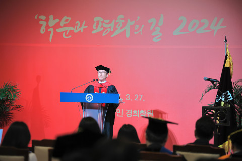 임명사하는 김진상 총장. 경희대학교 17대 총장 임명식이 3월 27일(수) 오전 10시 평화의 전당 로비에서 열렸다. 김진상 총장은 ‘공명(共鳴)과 변전(變轉), 웅비(雄飛)하는 경희(慶熙)’라는 제목의 취임사에서 “항상적 질문이 혁신적 전환의 단초가 되도록 꾸준히 경청하고 탐색하고자 한다”며 다짐을 전했다