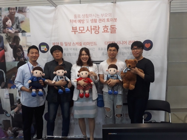 (주)스튜디오 크로스컬쳐 직원들과 김지희 대표