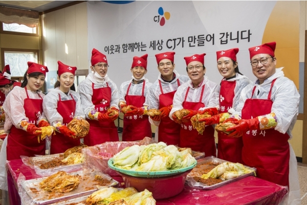 CJ그룹에서 김장봉사활동에 참여하고 있다.