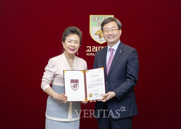 주혜란 박사(왼쪽)와 정진택 총장(오른쪽)이 기부식에서 기념촬영을 하고 있다.