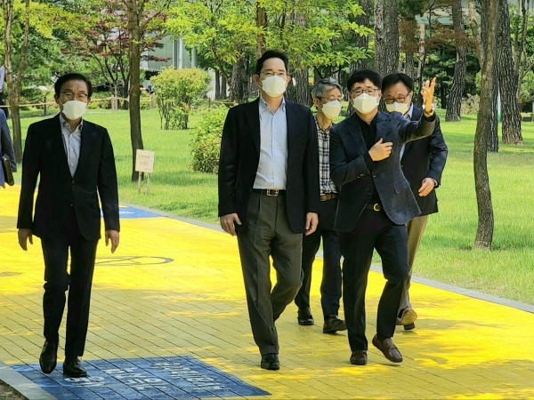 삼성전자 이재용 부회장이 경기도 화성에 위치한 '삼성전자 반도체 연구소'를 방문하고 있다.