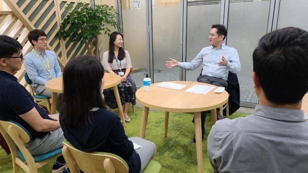 삼성전자 이재용 부사장이 연구소 차세대 반도체를 개발하는 연구원 및 임직원과 환담를 하고 있다.