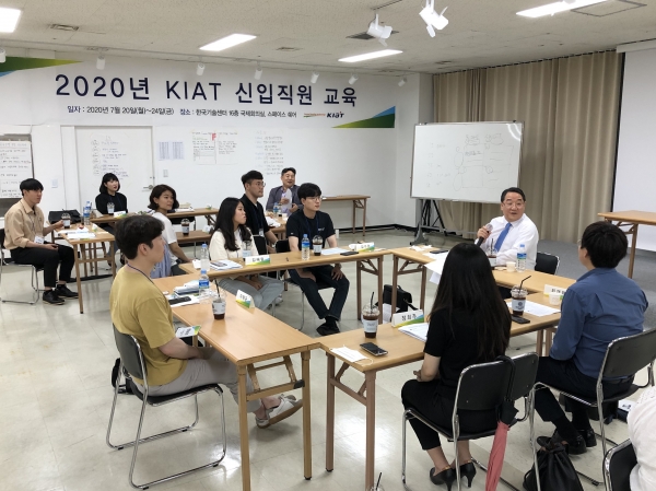 한국산업기술진흥원은 신입사원 채용 후에 신입직원 교육을 체계적으로 실시한다.