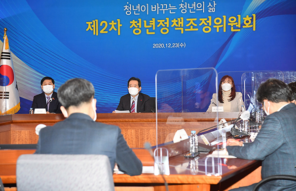 정세균 국무총리가 23일 정부서울청사에서 열린 제2차 청년정책조정위원회를 주재하고 있다.