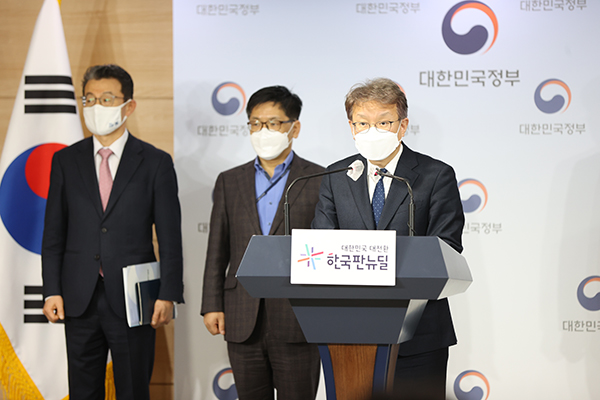권칠승 중기부 장관이 16일 정부서울청사 브리핑룸에서 2021년 업무계획을 발표하고 있다.