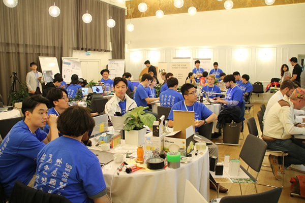 지난 2019년 핀란드 헬싱키에서 무박 27시간 동안 대학생 연합 해커톤 대회가 열렸다. 대회는 ‘친환경 미래도시’를 주제로 한국과 핀란드 대학생 50여명이 8개 연합팀을 구성해 진행됐다.