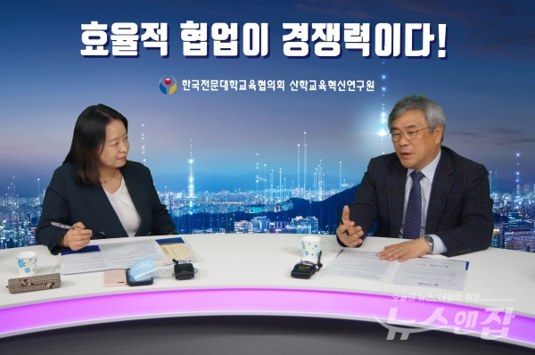 한광식 원장이 뉴스앤잡 스튜디오에서 취재진과 인터뷰를 진행하고 있다.