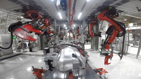 테슬라는 공정 전 과정을 로봇 자동화로 생산하는 것을 목표로 하고 있다 / 출처 : 유튜브 ‘Tesla'