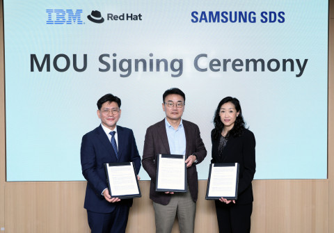 왼쪽부터 한국레드햇 김경상 사장, 삼성SDS 구형준 클라우드서비스사업부장(부사장), IBM 루스 선(Ruth Sun) 삼성 파트너십 글로벌 매니징 디렉터