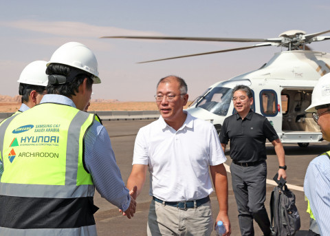 정주영 선대회장이 사우디아라비아 주베일 산업항 건설 현장을 둘러보며 현황을 점검하고 있다