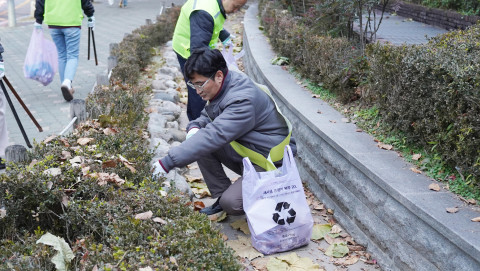 삼정펄프 임직원들이 서울 혜화동 대학로에서 환경 정화 활동을 진행하고 있다