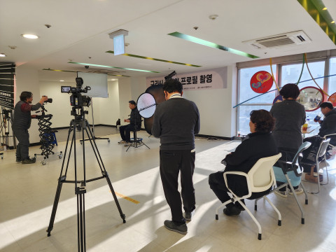 프로필 사진을 촬영하고 있는 장애인 참가자들과 작가들
