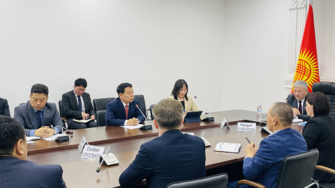 윤석대 한국수자원공사 사장(사진 뒷줄 가운데)이 키르기스스탄 비슈케크시(市) 현지에서 카시말예프 아딜베크 알레쇼비치(Kasymaliev Adylbek Aleshovich) 키르기스스탄 제1부총리를 비롯한 키르기스스탄 정부 관계자들과 현지 물 문제 해결을 위한 협력방안을 논의하고 있다