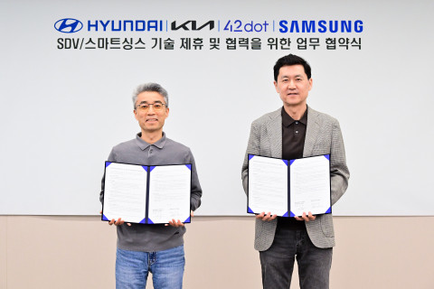 왼쪽부터 현대차∙기아 AVP본부 송창현 사장과 삼성전자 DX부문 최고기술책임자(CTO) 겸 삼성리서치장 전경훈 사장이 업무협약식에서 기념 촬영을 하고 있다