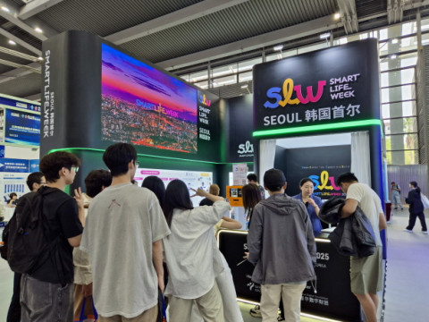 ‘CITE 2025’ 서울스마트라이프위크 홍보관에 몰려든 관람객들의 모습