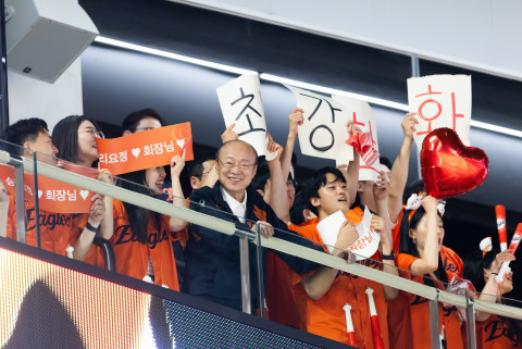 한화그룹 김승연 회장, 임직원과 야구장 동행 “곧 대전에서 봅시다” 약속 지켰다